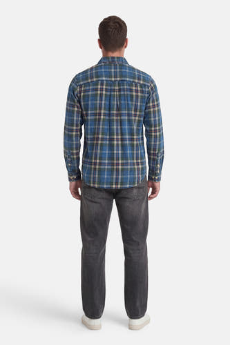 Chemise à carreaux bleus à manches longues de JACK & JONES, portée par un homme avec un jean foncé et des baskets blanches, vue de dos.