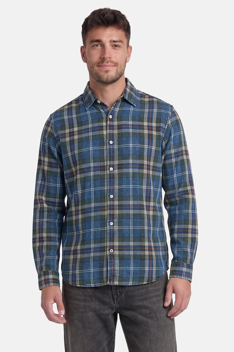 Chemise à carreaux bleus à manches longues de PREMIUM BLUE by JACK & JONES, avec des accents verts, beiges et oranges, portée avec un jean foncé.