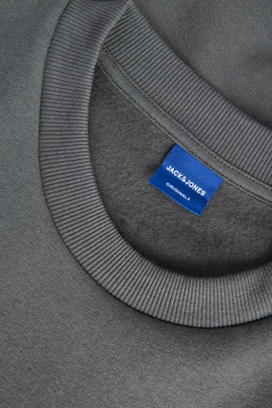 Pull gris d'ORIGINALS BY JACK & JONES, avec col rond côtelé et étiquette de marque.
