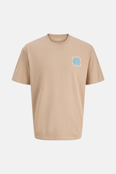 T-shirt marron à manches courtes d'ORIGINALS BY JACK & JONES, avec une fleur bleue et un imprimé texte sur la poitrine.
