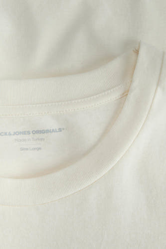 T-shirt jaune à manches courtes d'ORIGINALS BY JACK & JONES, avec un col rond et un détail de marque.