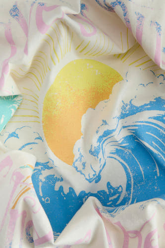 T-shirt jaune à manches courtes d'ORIGINALS BY JACK & JONES, avec une impression estivale d'un soleil et de vagues.