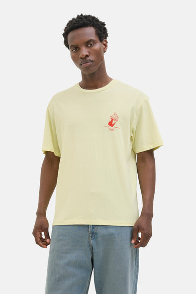 T-shirt jaune à manches courtes d'Originals by Jack & Jones, avec une petite impression rouge et porté avec un jean.