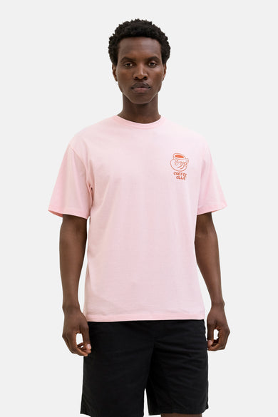 T-shirt rose à manches courtes d'Originals by Jack & Jones, avec imprimé "Coffee Club" sur la poitrine, porté avec des short noirs.