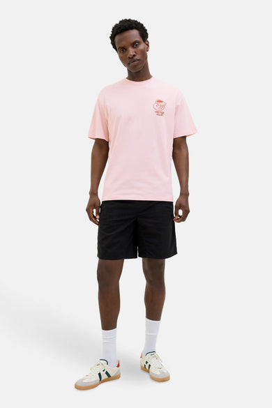 T-shirt rose à manches courtes d'ORIGINALS BY JACK & JONES, avec un design de club de café et porté avec des shorts noirs et des chaussettes blanches.