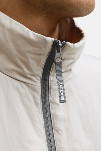 Body sans manches gris de CORE BY JACK & JONES, avec fermeture éclair grise et logo de la marque sur le tire-fermeture.