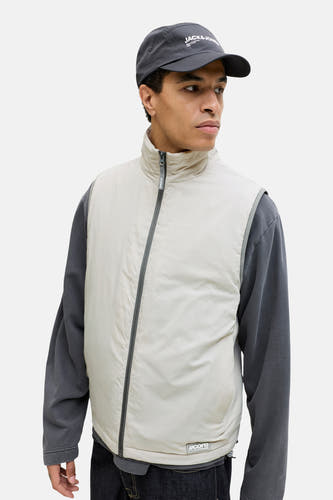 Bodywarmer gris de CORE BY JACK & JONES, avec une fermeture éclair asymétrique et un look sportif.