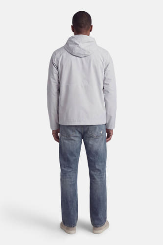 Veste grise courte de CORE BY JACK & JONES, vue de dos, avec jean et chaussures.