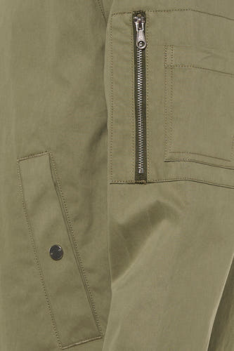 Veste courte verte de CORE BY JACK & JONES, avec fermeture éclair métallique verticale, une poche à bouton-pression et surpiqûres décoratives.