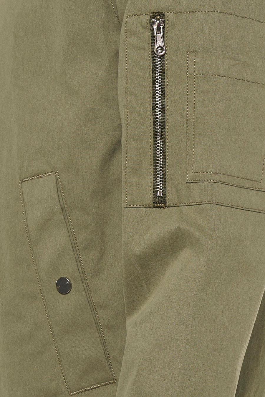 Veste courte verte de CORE BY JACK & JONES, avec fermeture éclair métallique verticale, une poche à bouton-pression et surpiqûres décoratives.