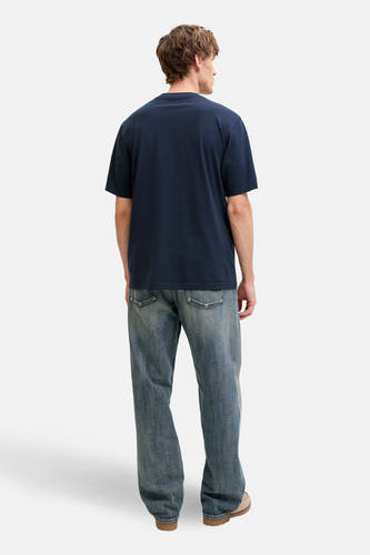 T-shirt bleu marine à manches courtes d'ORIGINALS BY JACK & JONES, avec des jeans décontractés et des chaussures.