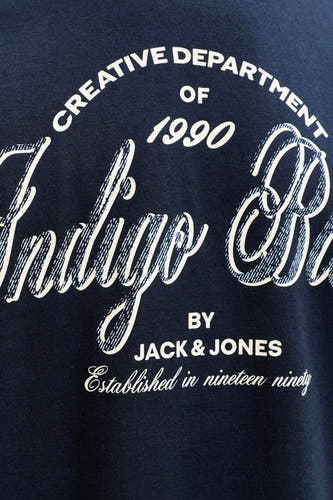 T-shirt bleu à manches courtes de Jack & Jones, avec un design de logo vintage sur l'avant.