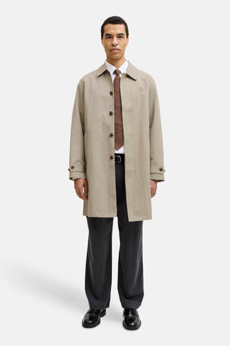 Manteau court beige de PREMIUM by JACK & JONES, avec une cravate marron, une chemise blanche et un pantalon gris foncé.