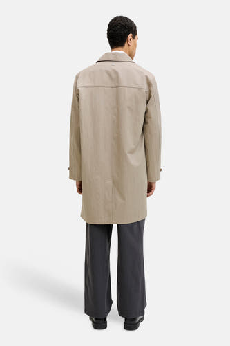 Manteau court beige de PREMIUM by JACK & JONES, avec manches longues et pantalon foncé.