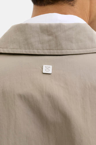 Manteau court beige de PREMIUM by JACK & JONES, avec un détail carré argenté au dos.