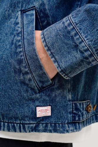 Veste en jean en denim bleu de PREMIUM BLUE by JACK & JONES, avec poche latérale et détail d'étiquette.