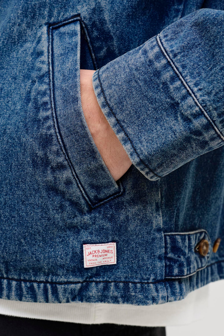 Veste en jean en denim bleu de PREMIUM BLUE by JACK & JONES, avec poche latérale et détail d'étiquette.