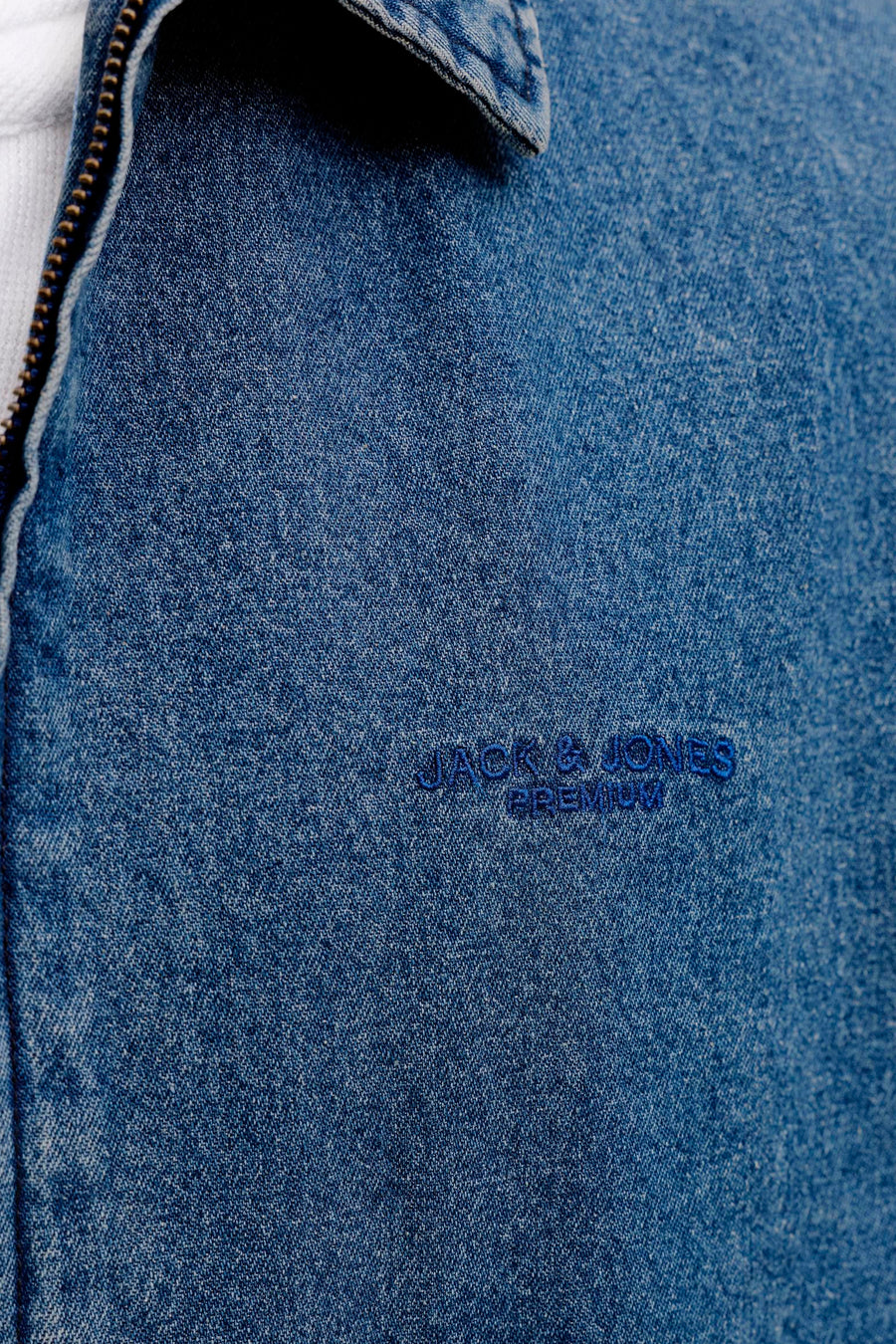 Veste en jean de couleur bleu moyen, de PREMIUM BLUE by JACK & JONES, avec une fermeture éclair et un col.