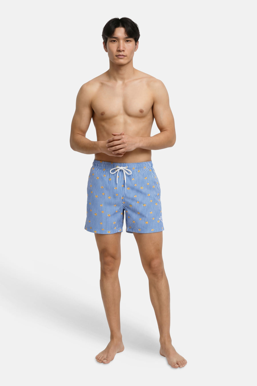 Blauwe zwemshort van JACK & JONES JEANS INTELLIGENCE met blauw-witte strepen, gele eendjes en een wit trekkoord.
