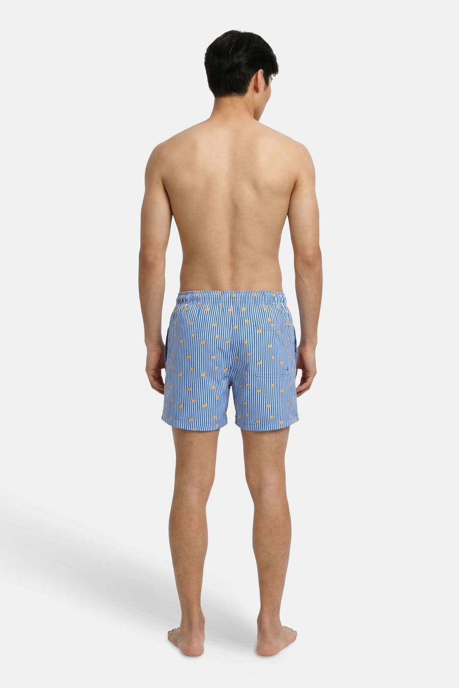 Short de bain bleu de JACK & JONES JEANS INTELLIGENCE avec rayures blanches verticales et motif orange, dos.