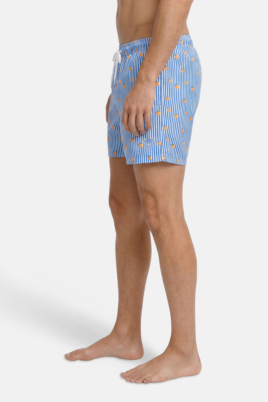 Short de bain bleu de JACK & JONES JEANS INTELLIGENCE avec rayures blanches, imprimé fruit orange et cordons de serrage blancs.