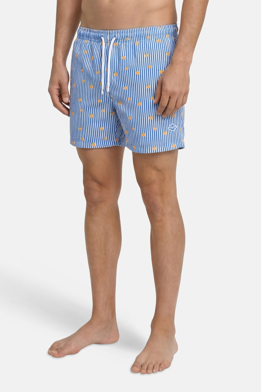 Short de bain bleu de JACK & JONES JEANS INTELLIGENCE avec rayures blanches, ananas oranges, cordon de serrage blanc et logo, porté par un homme.
