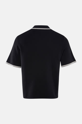 Zwarte polo met korte mouwen van CORE BY JACK & JONES, met een gestreepte kraag en mouwboorden op een effen achtergrond.
