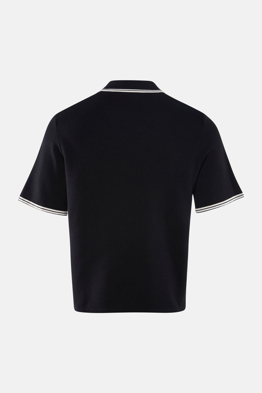 Zwarte polo met korte mouwen van CORE BY JACK & JONES, met een gestreepte kraag en mouwboorden op een effen achtergrond.
