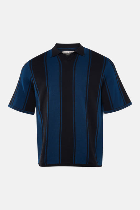 Polo noire à manches courtes de CORE BY JACK & JONES, avec un col et des poignets rayés sur un fond uni.