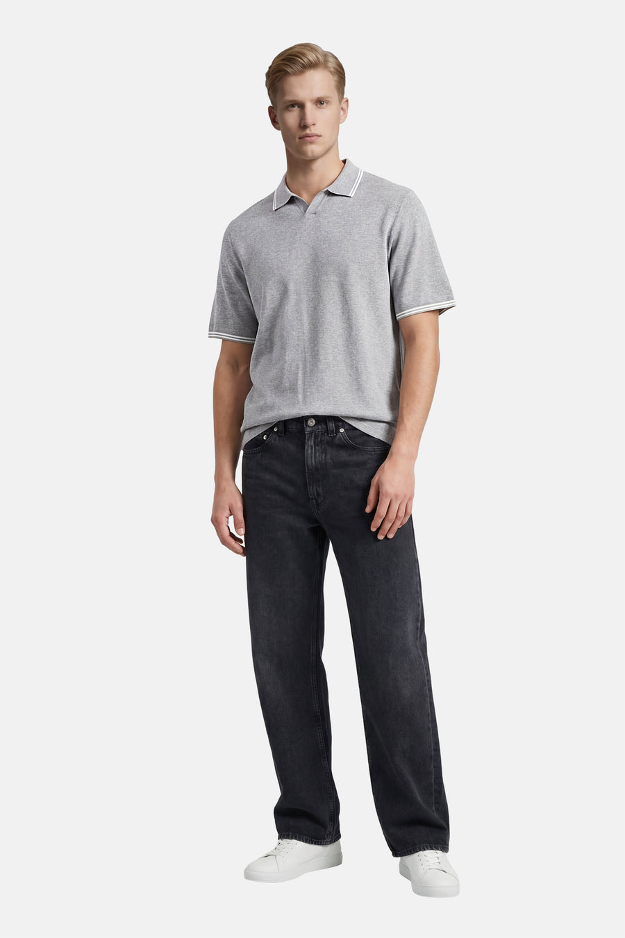 Grijze polo met korte mouwen van CORE BY JACK & JONES, met witte details aan de kraag en mouwen.