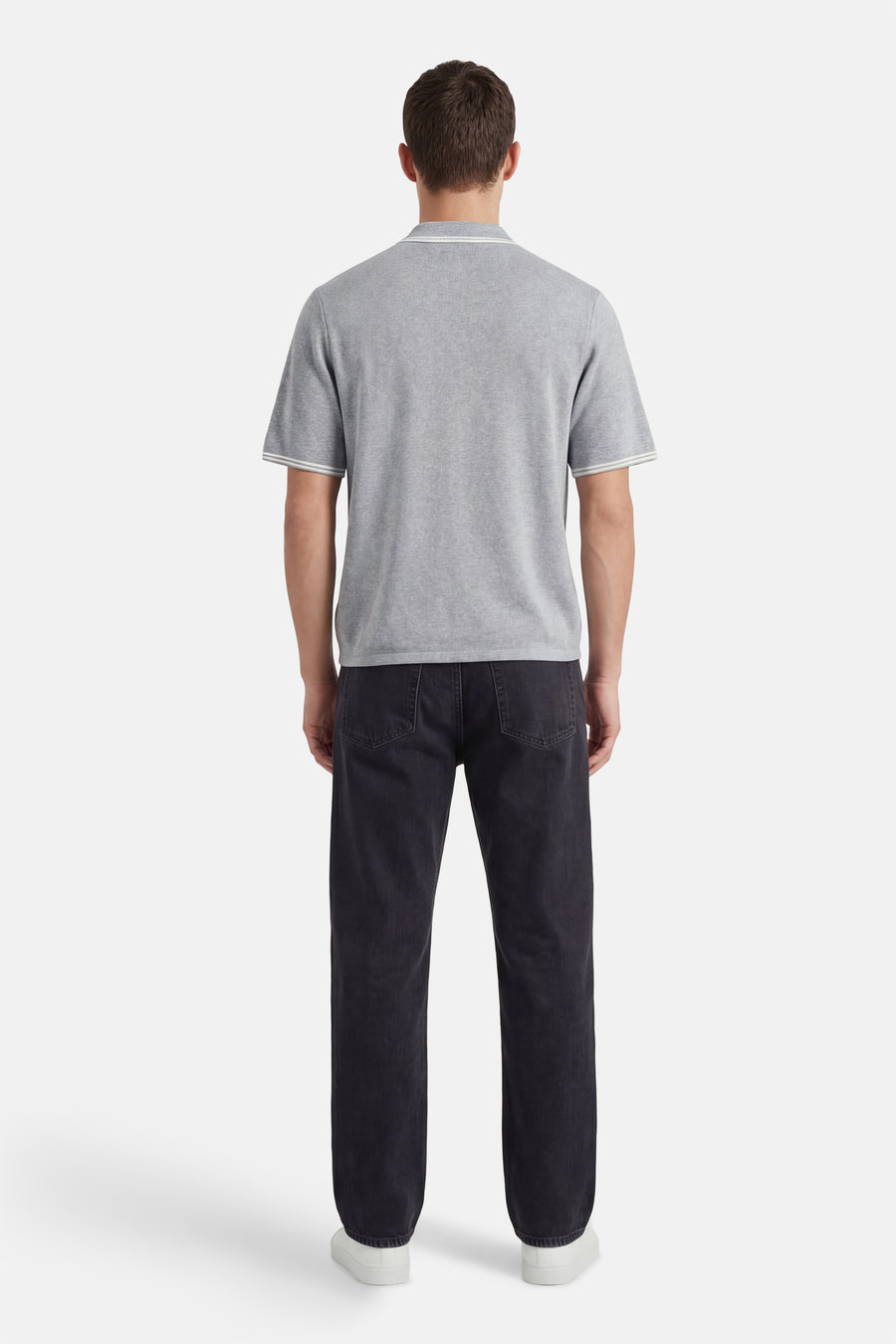 Polo grise à manches courtes de CORE BY JACK & JONES, avec passepoil blanc sur les manches et le col.