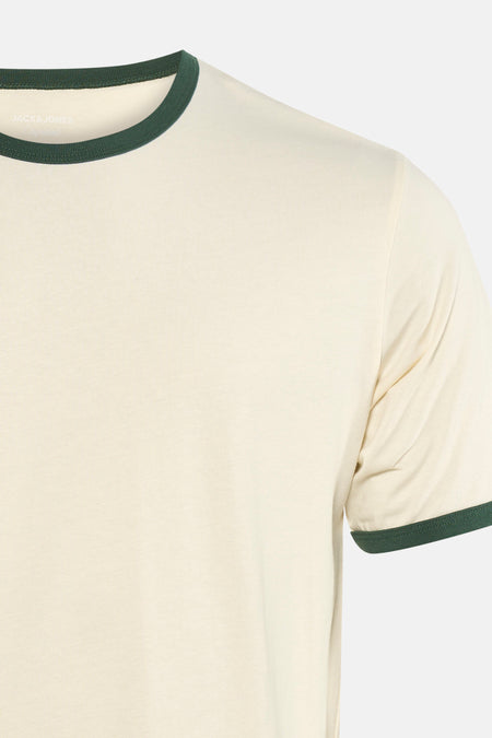 T-shirt beige à manches courtes de ORIGINALS BY JACK & JONES, fini avec un passepoil vert foncé à l'encolure et aux manches.
