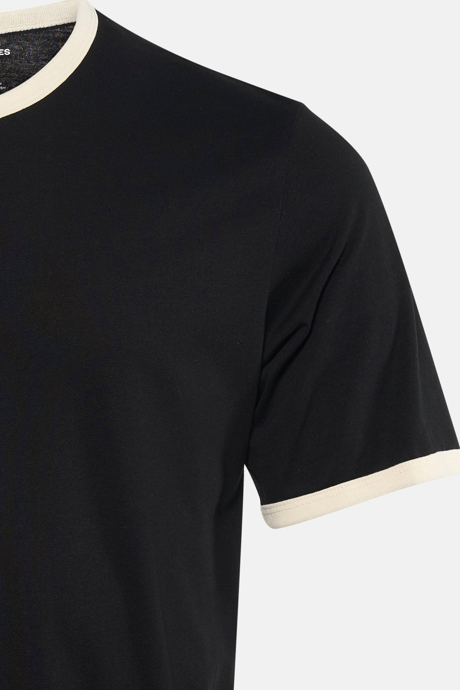 T-shirt noir à manches courtes de ORIGINALS BY JACK & JONES, fini avec un col et des poignets de manches de couleur crème contrastante.