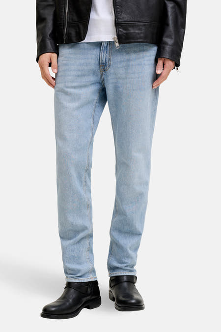 Jean droit en denim bleu moyen de JACK & JONES JEANS INTELLIGENCE, combiné avec un t-shirt blanc et une veste en cuir noir à fermeture éclair.