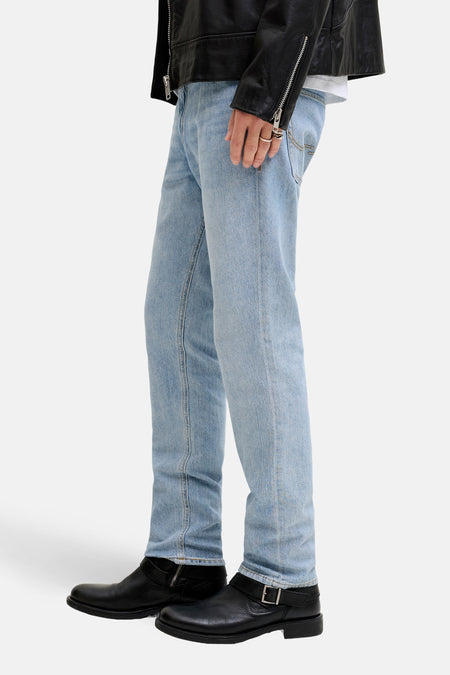 Jeans coupe droite bleu moyen en denim de JACK & JONES JEANS INTELLIGENCE, combinées avec des chaussures en cuir noir et une veste en cuir noir.
