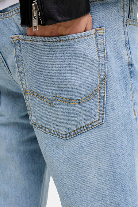 Jean droit en denim bleu de JACK & JONES JEANS INTELLIGENCE, avec poche arrière et une main dans la poche.
