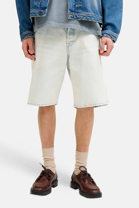 Short en jean bleu clair de JACK & JONES JEANS INTELLIGENCE, combiné avec une veste en jean et des chaussures marron.
