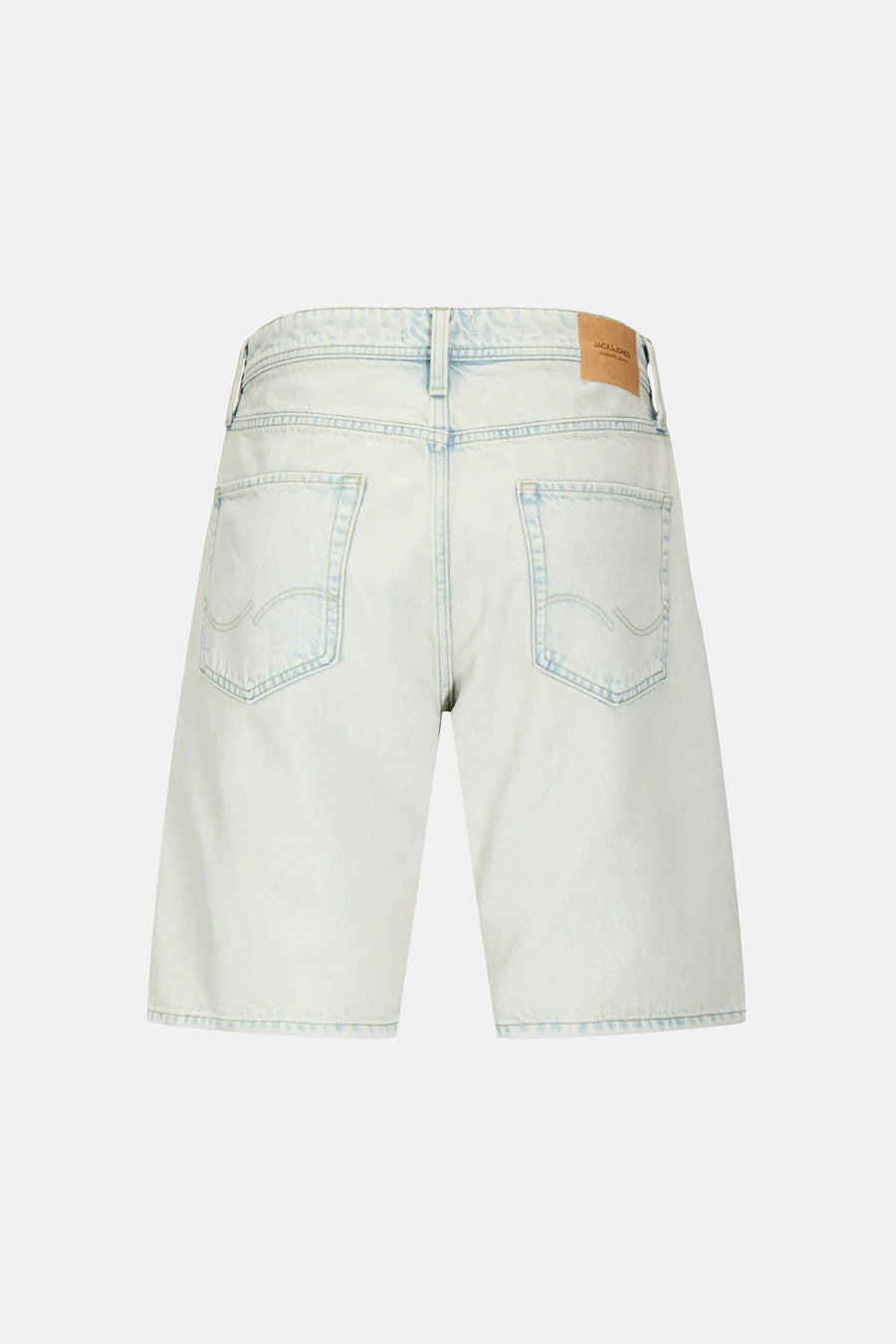 Short en jean bleu clair de JACK & JONES JEANS INTELLIGENCE avec étiquette en cuir à la taille et deux poches arrière avec coutures, dos.