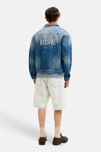 Short en jean bleu clair de JACK & JONES JEANS INTELLIGENCE, vu de dos avec poches arrière, porté avec une veste en jean.