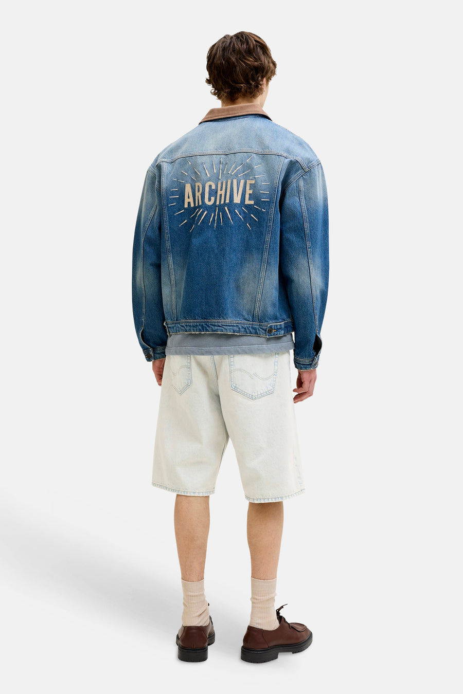 Short en jean bleu clair de JACK & JONES JEANS INTELLIGENCE, vu de dos avec poches arrière, porté avec une veste en jean.