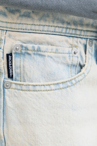Short en jean bleu clair de JACK & JONES JEANS INTELLIGENCE avec texture délavée, poche avant, rivets argentés et étiquette de marque noire.