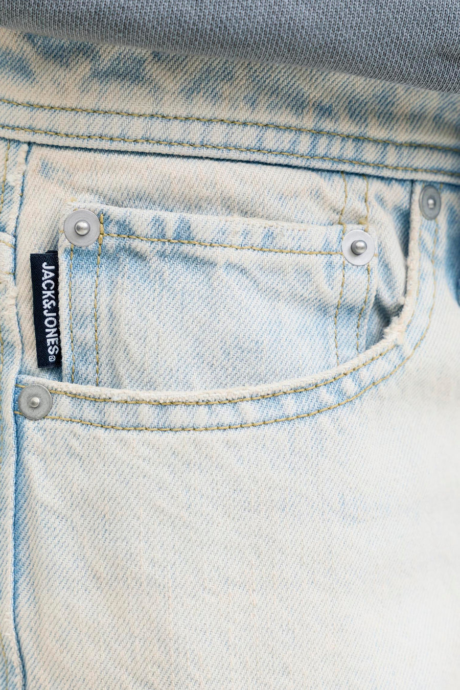 Short en jean bleu clair de JACK & JONES JEANS INTELLIGENCE avec texture délavée, poche avant, rivets argentés et étiquette de marque noire.