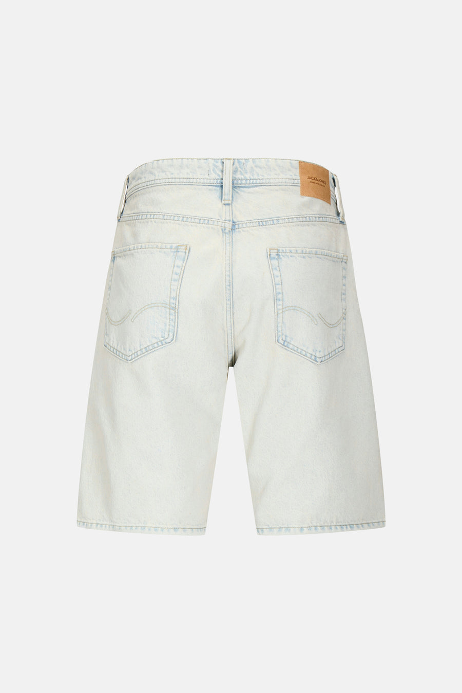 Short en jean bleu clair de JACK & JONES JEANS INTELLIGENCE, deux poches à l'arrière et une étiquette de marque sur la ceinture.