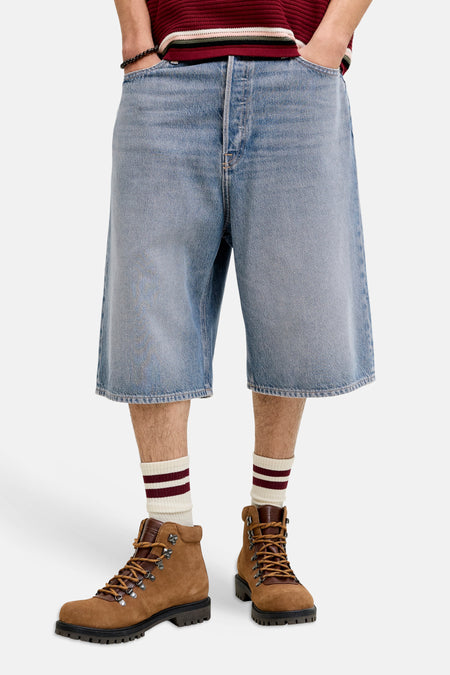 Short en jean bleu de JACK & JONES JEANS INTELLIGENCE, combiné avec un polo rayé et des bottes marron.