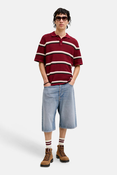 Blauw denim short van JACK & JONES JEANS INTELLIGENCE, gecombineerd met een gestreepte polo en bruine boots.
