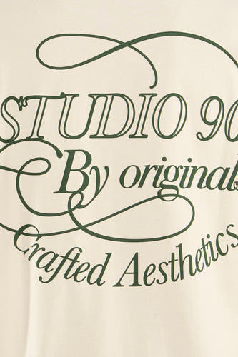T-shirt écru à manches courtes de ORIGINALS BY JACK & JONES, avec imprimé texte vert foncé.