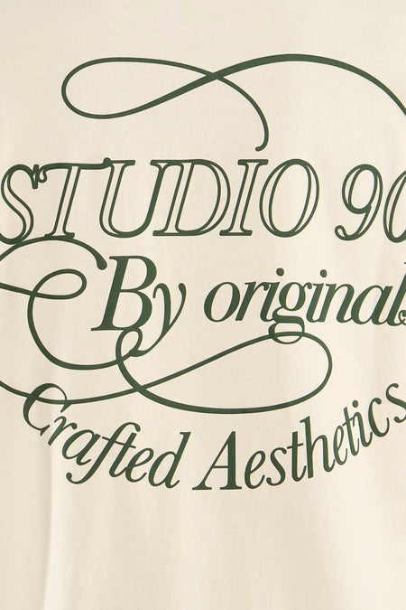 T-shirt écru à manches courtes de ORIGINALS BY JACK & JONES, avec imprimé texte vert foncé.