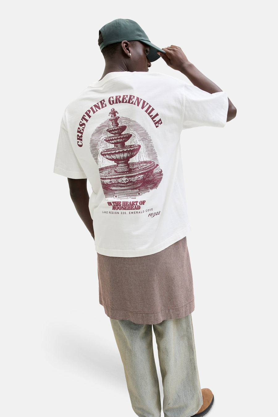 T-shirt blanc de ORIGINALS BY JACK & JONES, avec imprimé graphique au dos et combiné avec une jupe à carreaux et un jean ample.