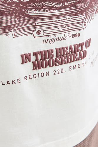 T-shirt blanc ORIGINALS BY JACK & JONES avec texte marron et une illustration graphique.