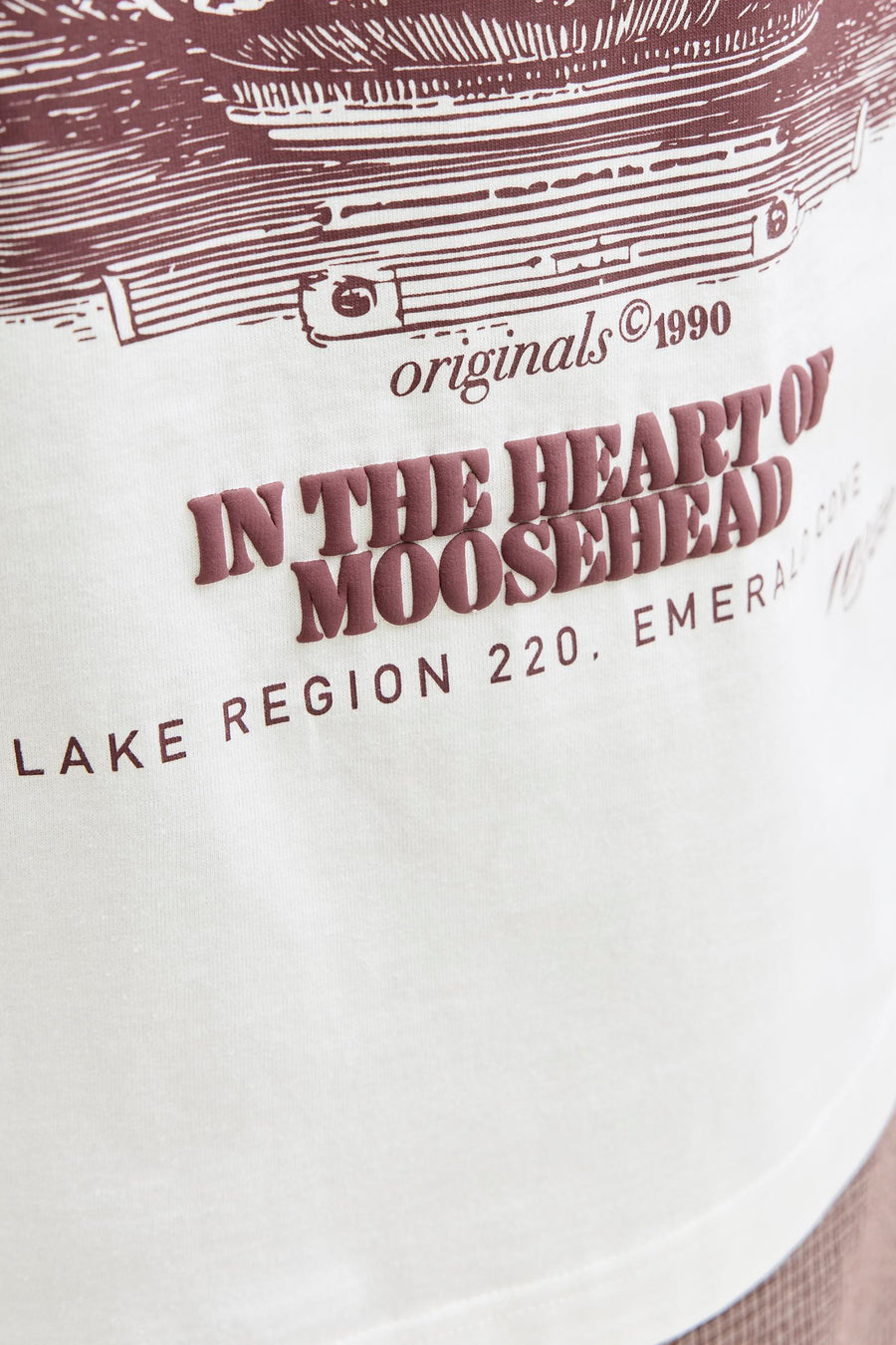 T-shirt blanc ORIGINALS BY JACK & JONES avec texte marron et une illustration graphique.